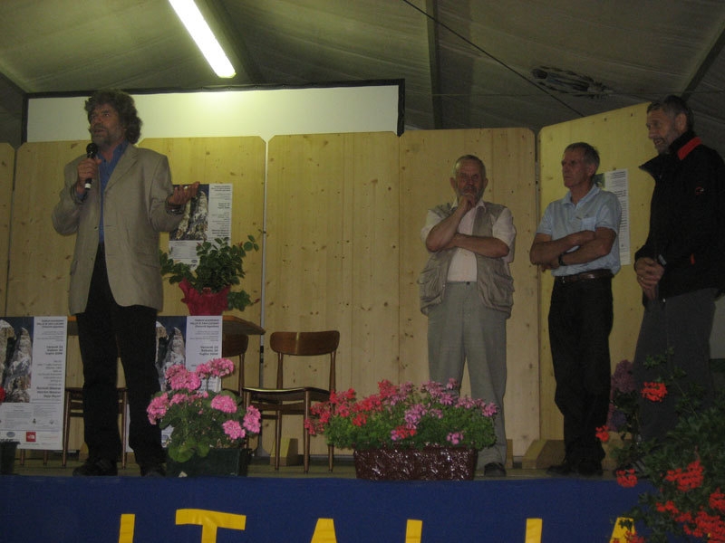 R. Messner, B. Pellegrinon, Heinl Messner e Sepp-Mayerl alla Festa in Val di San Lucano per i 40 anni dalla prima invernale,- 6.07.2008)