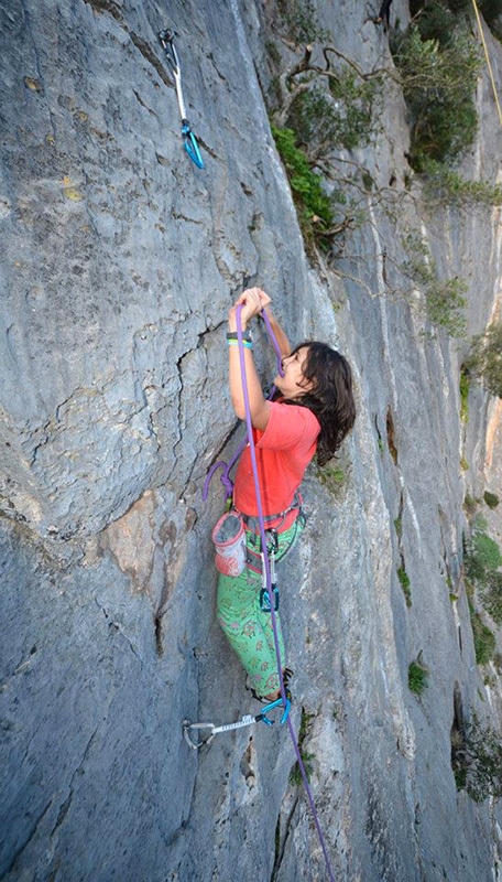 Elena Oviglia leads a route for the first time, clipping the quickdraw makes her parents' hearts skip a beat.:.