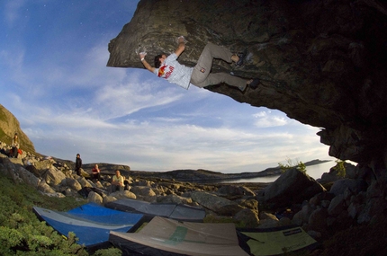 Bernd Zangerl bouldering in Norway with Northern Beats