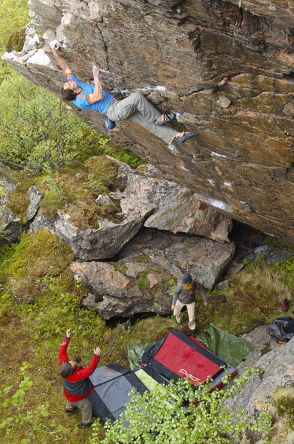 Bouldering in Norway - Bernd Zangerl on Kingsize... 7C highball