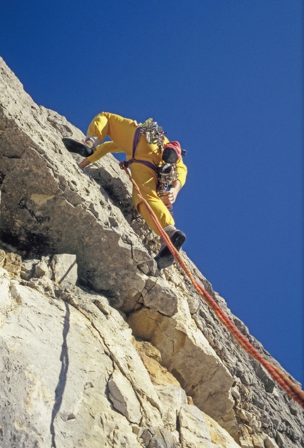 Viaggio nel Passato Monte Casale II° Pilastro - Viaggio nel Passato:  Rolando Larcher nel 1988 sul quarto tiro, quello chiave