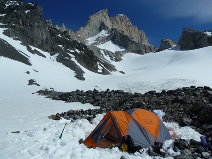Aguja Guillaumet, Fitz Roy, Patagonia - The camp at Piedra Negra, with view onto Aguja Guillaumet