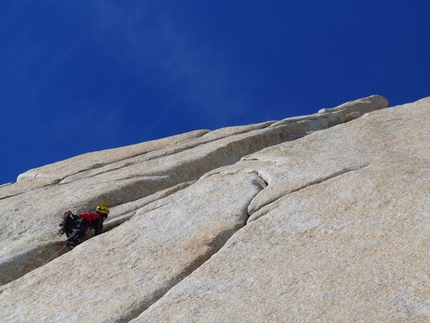 Aguja Guillaumet, Fitz Roy, Patagonia - Climbing pitch 3