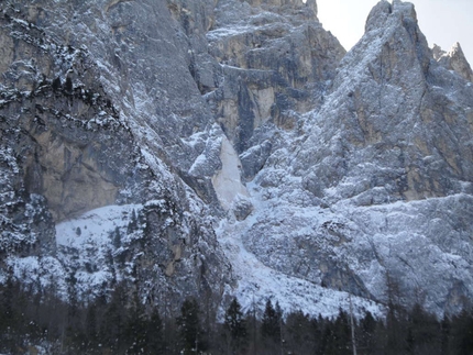 Sass Maor - The rockfall on the east face of Sass Maor, Pale di San Martino, Dolomites.