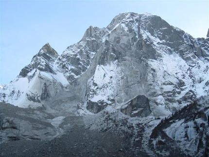 Cengalo - The rockfall on Piz Cengalo (3369m) in Val Bondasca on 27/12/2011.