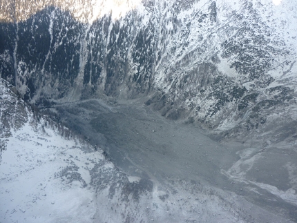 Cengalo - The rockfall on Piz Cengalo (3369m) in Val Bondasca on 27/12/2011.