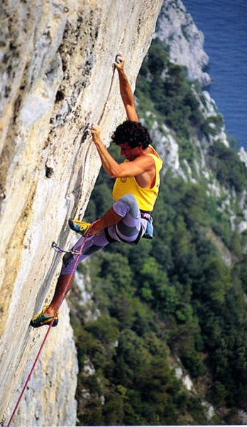 Muzzerone - Davide Battistella climbing Cuor di Leone, 8a, Specchio di Atlantide, Muzzerone
