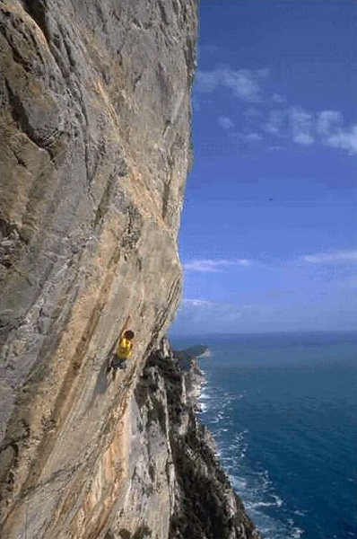 Muzzerone - Davide Battistella climbing Cuor di Leone, 8a, Specchio di Atlantide, Muzzerone
