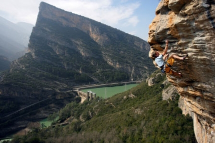 Terradets, Spain - Andreas Bindhammer climbing Maneras de vivir 8a.