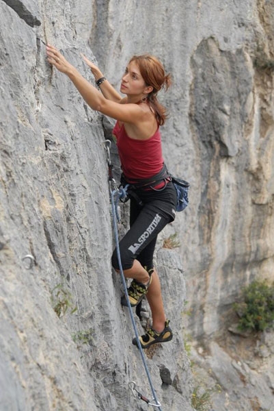 Muzzerone - Martina Martera climbing Bolscio 5c, Cajenna.