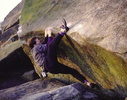 Stanage - Stanage: Guy Maddox onthe Green Traverse 6b, Plantation Boulders
