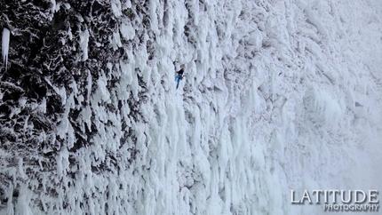 Spray On... Top - Tim Emmett e Klemen Premrl durante la prima salita della cascata di misto Spray On... Top! (230m, W10, M9+) alle Helmcken Falls, Canada.