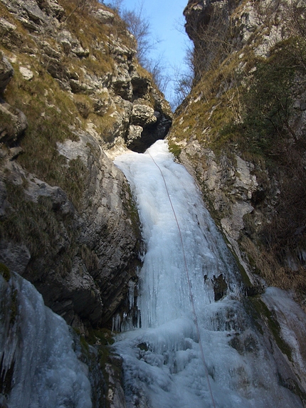 La Pisanda di Venzone, l'effimera cascata raccontata da Pierpaolo Pedrini