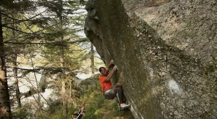 Bernd Zangerl bouldering Bravirabi in Val Noasca, Italy