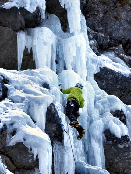 Sappada - Alex Corrò in azione sulle cascate di ghiaccio a Sappada, Dolomiti bellunesi