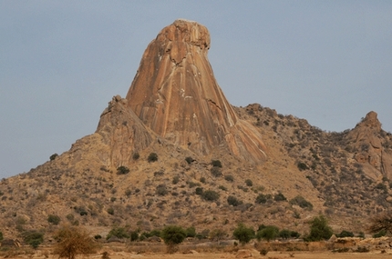 Ciad verticale - Arrampicare in Africa: Massiccio del Guera, un nuovo spot vergine per arrampicatata d'avventura in Ciad