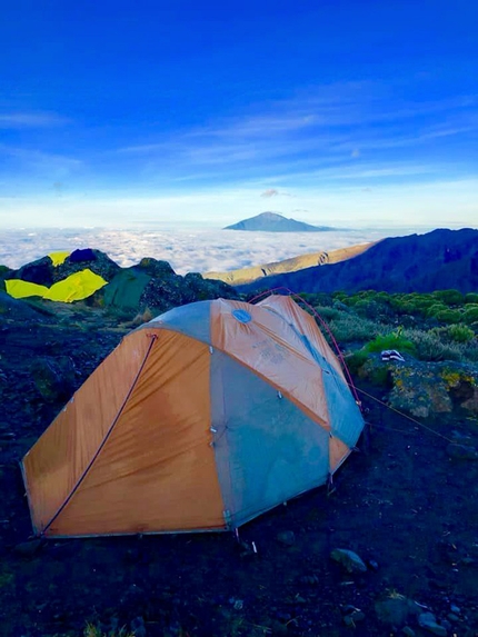 La salita del Kilimangiaro, con i suoi 5895 metri il monte più alto del continente africano,  lungo la via di salita Machame Route. Un'avventura di 10 giorni. - 