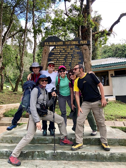 La salita del Kilimangiaro, con i suoi 5895 metri il monte più alto del continente africano,  lungo la via di salita Machame Route. Un'avventura di 10 giorni. - 