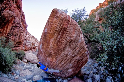 Niccolò Ceria bouldering at Red Rocks