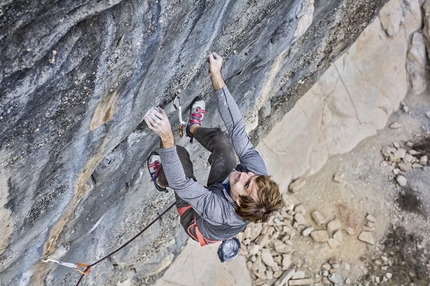 Chris Sharma climbing El bon combat at Cova de Ocell
