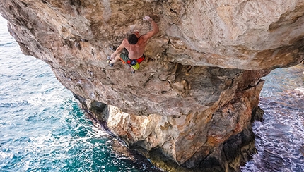 Jernej Kruder climbing Pontax, 8c DWS on Mallorca