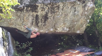 Gabriele Moroni sul boulder Ziqqurat 8C a Gaby in Valle d’Aosta - 