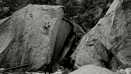 Giuliano Cameroni e Bernd Zangerl: arrampicata boulder in Valle dell'Orco