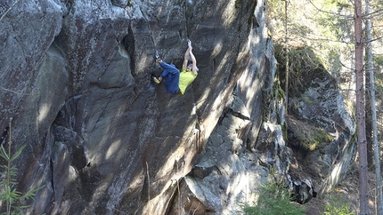 Anthony Gullsten climbing Silver Lining, 8C highball in Finland 