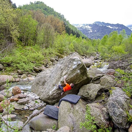 Niccolò Ceria bouldering at Desate in Valle Cervo, Piemonte, Italy