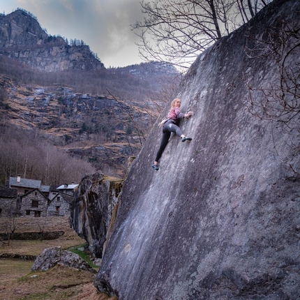 Hannah Meul climbing Auf leisen Pfoten in Val Bavona