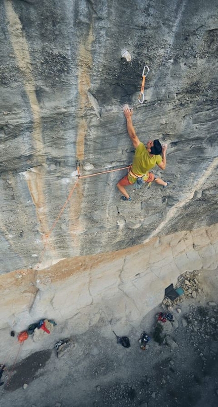 Jorge Diaz-Rullo climbinh El Bon Combat 9b in Spain