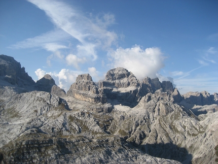 Genau, Dolomiti di Brenta - La splendida vista su Rifugio Pedrotti, con Brenta alta e Brenta bassa.