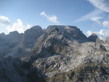 Genau, Dolomiti di Brenta - La forcolotta di Noghera e, sullo sfondo la Cima Tosa a dx e la Cima d'Ambiez a sx.