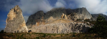 Mount Morcheka, Crimea - Morcheka teeth (left) and Morcheka (right)