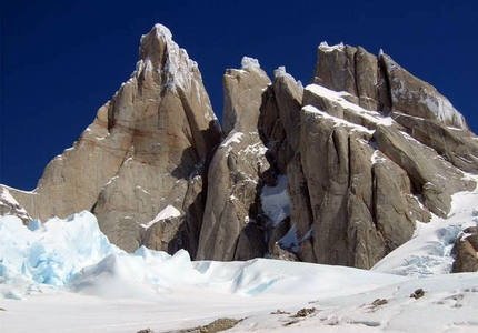 Cerro Standhardt, Herron and Egger Traverse (Patagonia) - From left to right: Cerro Torre, Torre Egger, Punta Herron and Torre Standhardt
