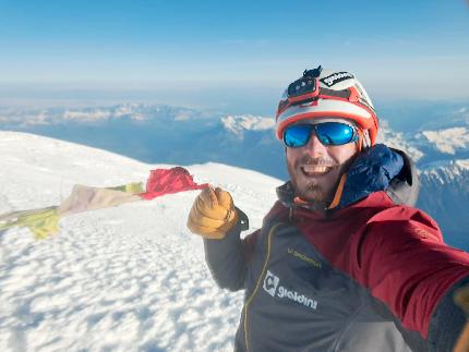 Scalo Sogni, il viaggio di Ettore Campana in bici e sci attraverso le Alpi per i bambini malati di tumore