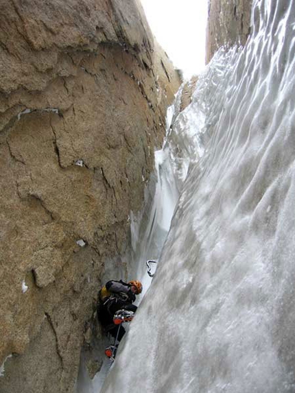 Cerro Standhardt, Herron and Egger Traverse (Patagonia) - Alessandro Beltrami climbing up the gully on Cerro Standhardt