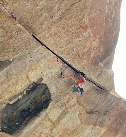 Anak Verhoeven climbs 8b trad roof crack at Vadiello in Spain