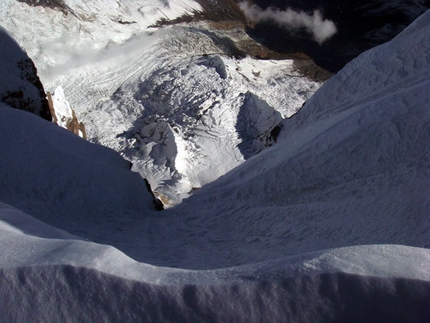 Annapurna parete Sud - Tomaz Humar: dalla cresta Est verso il Bivacco 2, Annapurna parete sud