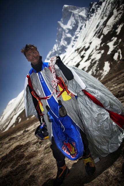 Valery Rozov - Shivling - Il russo Valery Rozov e il BASE Jump da quota 6420m dallo Shivling (Himalaya) il 25/05/2012.