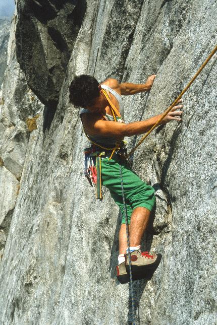 Val Salarno, Adamello - Val Salarno: Mario Roversi sul traverso di Lancillotto Urlante all'Avancorpo, 1985