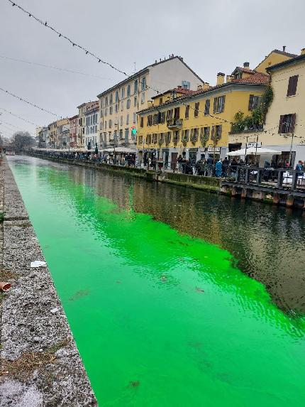 Extinction Rebellion - Extinction Rebellion il 09/12/2023: A Milano il Naviglio Grande si è tinto di verde mentre una casa di cartapesta 'affondava' tra le acque e dal ponte Alda Merini e uno striscione urlava 'il governo parla, la Terra affonda'.