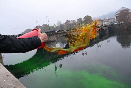 Extinction Rebellion - Extinction Rebellion a Torino: le acque del fiume Po si tingono di verde