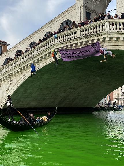 Extinction Rebellion - Extinction Rebellion al Ponte di Rialto di Venezia, mentre le acque del Canal Grande si sono tinte di verde. 