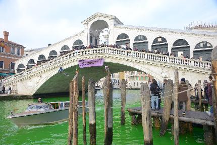 Extinction Rebellion - Extinction Rebellion al Ponte di Rialto di Venezia, mentre le acque del Canal Grande si sono tinte di verde. 