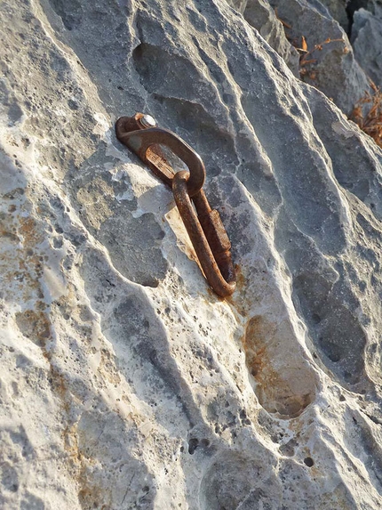 Fix arrampicata Sardegna - Placchetta e maillon di acciaio zincato di bassa qualità risalente a 20 anni fa