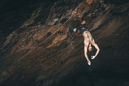 Adam Ondra attempts 9a onsight at Cueva Negra, Montanejos