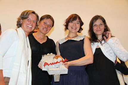 Karl Unterkircher Award 2012 - Silke Unterkircher (left) wit Marina Kopteva, Anna Yasinskaya and Galina Chibitok, winners of the Karl Unterkircher Award 2012