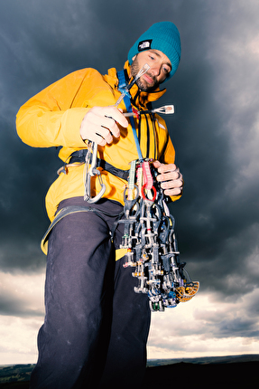 Jacopo Larcher - Jacopo Larcher si prepara per l'arrampicata trad nel Peak District, UK