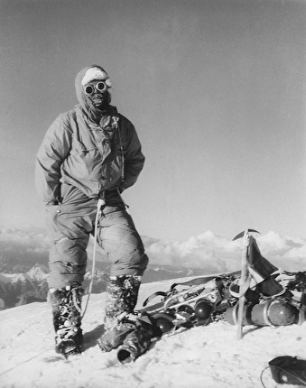 K2 1954. - Lino Lacedelli in vetta del K2, nella celebre foto scattata da Achille Compagnoni il 31 luglio 1954